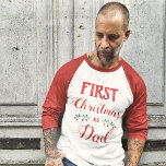 Camiseta Primera Navidad, la familia de papá coincidiendo c<br><div class="desc">Esta camiseta de manga larga, roja y blanca, es el regalo perfecto para cualquier nuevo papá. Dice "First Christmas as Dad" (Primera Navidad como papá) en fuentes rojas modernas con decoraciones navideñas, y es parte de una colección de ropa familiar de Navidades de personalizable (ver mi colección de "Navidades que...</div>