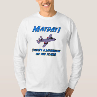 Camiseta ¡Primero de mayo!  ¡Hay un Sasquatch en el avión!