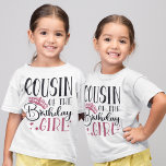 Camiseta Primo de la familia del Personalizado del Chica de<br><div class="desc">¿Buscando una manera de mostrar tu apoyo a tu prima en su cumpleaños? ¡No busque más que nuestros personalizados camisetas! Estos camisetas son perfectos para celebrar con todos en tu familia. Ya sea que estén arrojando a un pequeño fiesta o organizando una gran reunión, estos camisetas se asegurarán de que...</div>