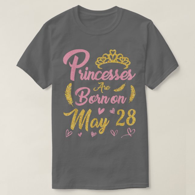 Camiseta Princesses Are Born On May 28 Happy Birthday Me Yo (Diseño del anverso)