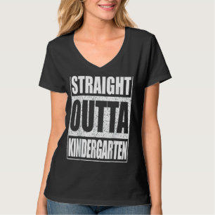 Camiseta Print Graduation Senior 2022 Straight Outta Kinder