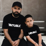 Camiseta Problema Doble Gracioso Papá Hija Matar<br><div class="desc">Prepárate para el doble de la diversión con nuestros "Problemas" y "Doble" a juego! Ya sea que estés causando problemas con tu hijo o simplemente pasas el rato, estos lazos a juego seguramente se volverán la cabeza. Perfecto para el Día del Padre o para cualquier ocasión, ¡empecemos a tener dos...</div>