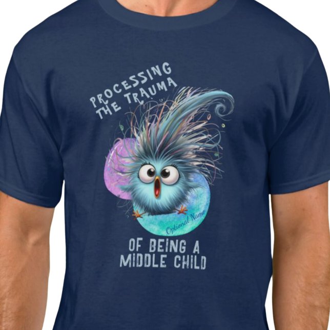 CAMISETA PROCESANDO EL TRAUMA DE SER UN NIÑO MEDIO (Processing the trauma of being a middle child t shirt.  Sibling humor.)