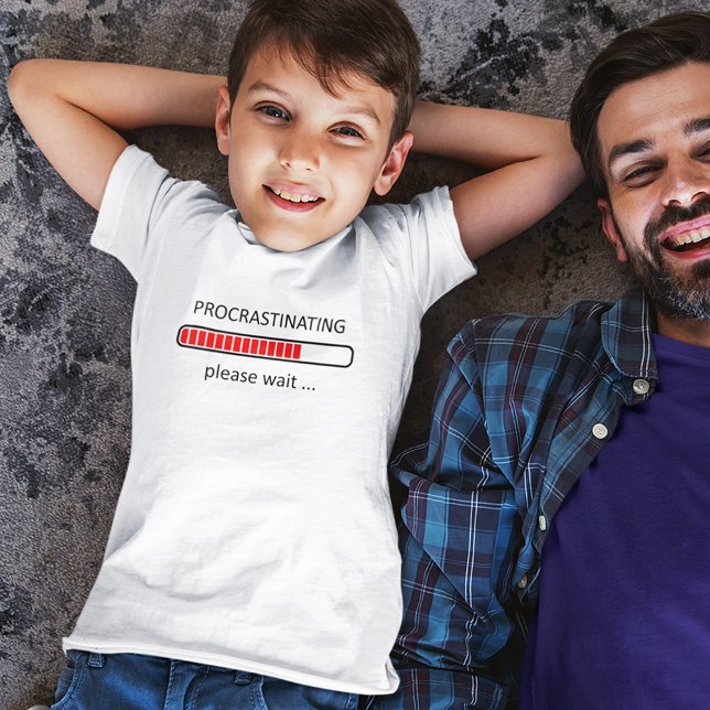 Camiseta Procrastinando, por favor, espere (Subido por el creador)