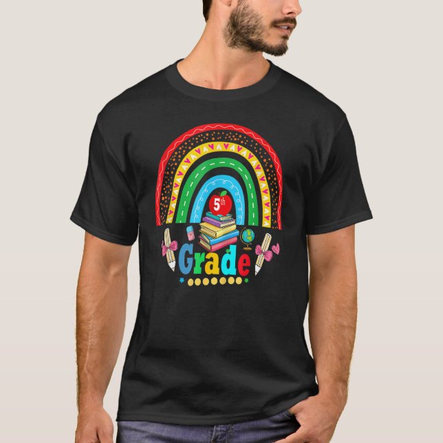 Camiseta Profesor arcoiris feliz primer día de quinto grado (Anverso)