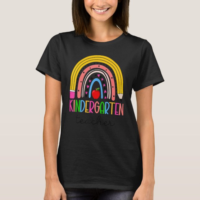 Camiseta Profesora De Guardería De Arcoiris Feliz Primer Dí (Anverso)
