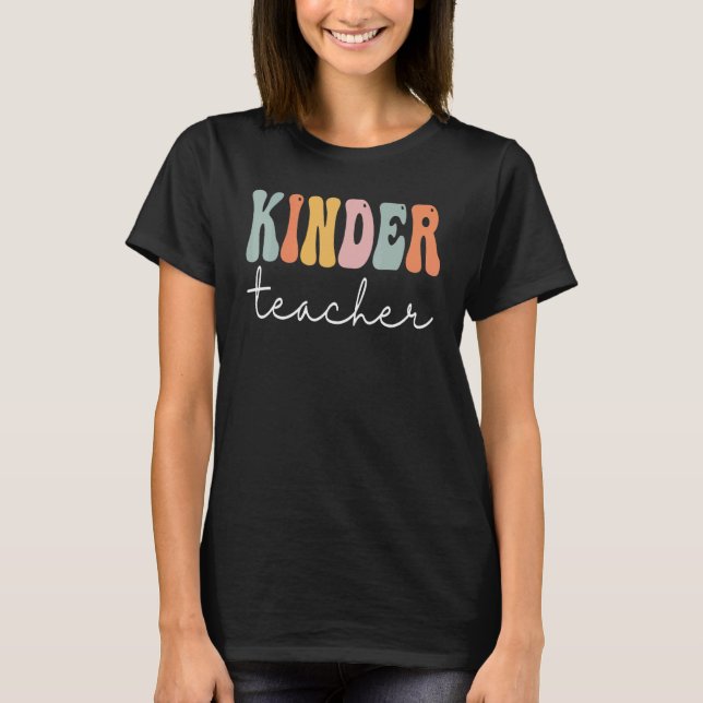 Camiseta Profesora de Kinder Retro Groovy Mujeres felices p (Anverso)