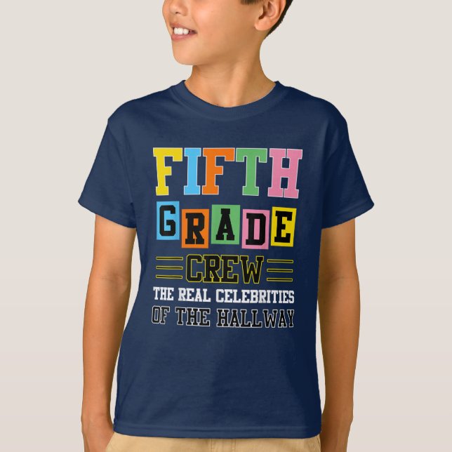 Camiseta Profesora de quinto grado obsequia a un chico de q (Anverso)
