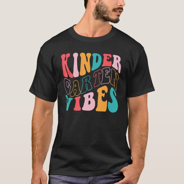 Camiseta Profesora Kid Kindergarten Vibes Back School First (Anverso)