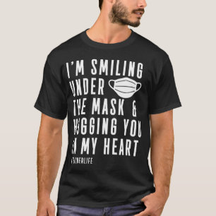 Camiseta Profesora sonriendo bajo abrazo de máscara en el c