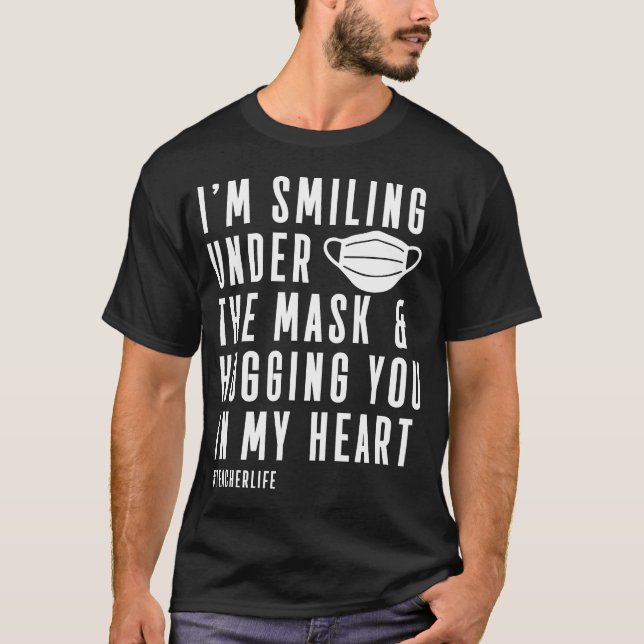 Camiseta Profesora sonriendo bajo abrazo de máscara en el c (Anverso)