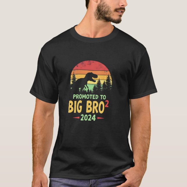 Camiseta Promocionado A Big Bro 2024 Dinosaur Funny Tw (Anverso)