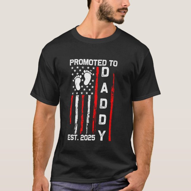 Camiseta Promocionado a Daddy EST 2025 Patriotic American (Anverso)