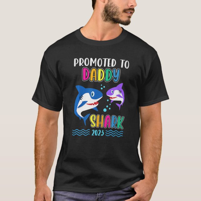 Camiseta Promocionado a Daddy Shark 2023 por primera vez Da (Anverso)