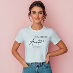 Camiseta Promocionado a la tía EST 2025| Primera tía<br><div class="desc">Prepárate para compartir con estilo las emocionantes noticias con esta dulce y minimalista camiseta "Promoted to Auntie EST 2025". Con un guión elegante y un acento cardíaco lindo, este suave algodón tee es el regalo perfecto para las nuevas tías — ya sea una sorpresa por la invitación de embarazo, revelación...</div>