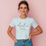 Camiseta Promocionado a la tía | Primera Tía EST 2025<br><div class="desc">Celebra un dulce nuevo título con esta mínima camiseta "Promocionada a la tía EST 2025" — perfecta para tías primerizas o una futura invitación. Este diseño de escritura limpio y moderno hace que un regalo de ducha de bebé reflexivo, el embarazo revele sorpresa, o simplemente una manera cómoda de compartir...</div>