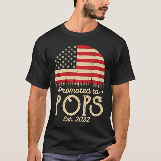 Camiseta Promocionado a Pops Est 2022 Hombres Bandera de EE (Anverso)
