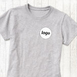 Camiseta promocional de negocio con escudo de logo<br><div class="desc">Camiseta promocional de negocio con escudo de logotipo simple. Reemplace el logotipo con el suyo para personalizar. Úselas usted mismo,  déleselas a sus empleados y compañeros de trabajo,  véndalas a clientes y clientes o regálelas como material promocional para inspirar la lealtad del cliente.</div>