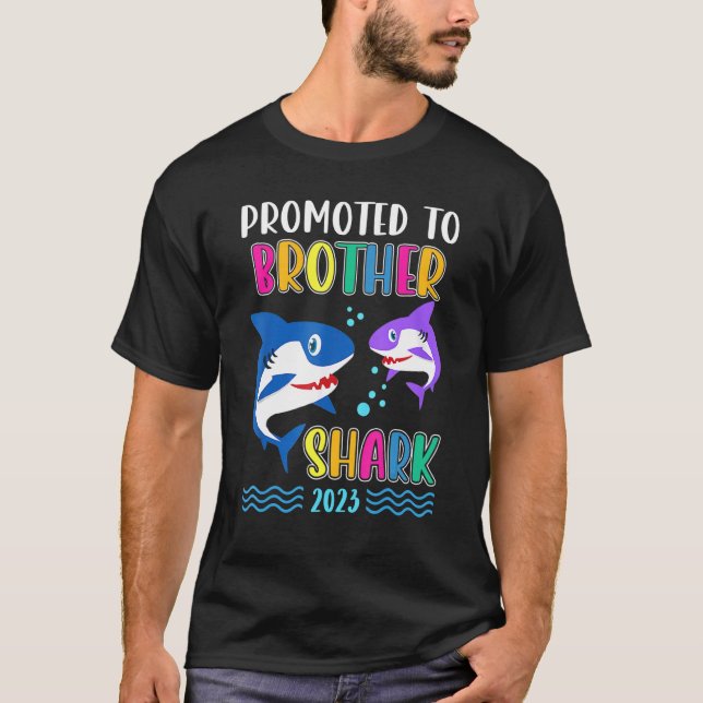 Camiseta Promoted to Brother Shark 2023 First Time Brother  (Anverso)