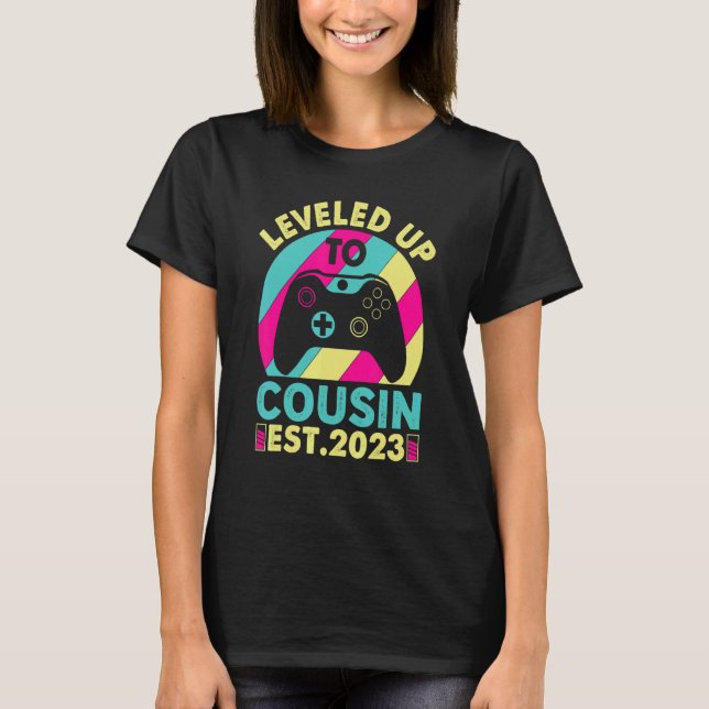 Camiseta Promoted To Cousin 2023 Gamer Girl Leveled Up To B (Anverso)