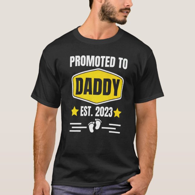 Camiseta Promoted to Daddy 2023 First Time Dad Papa Pregnan (Anverso)