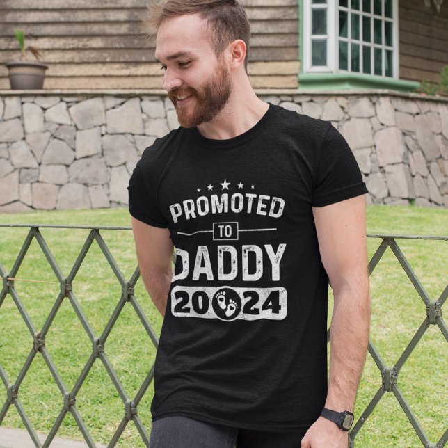 Camiseta Promoted to Daddy 2024 Funny New Father (Subido por el creador)