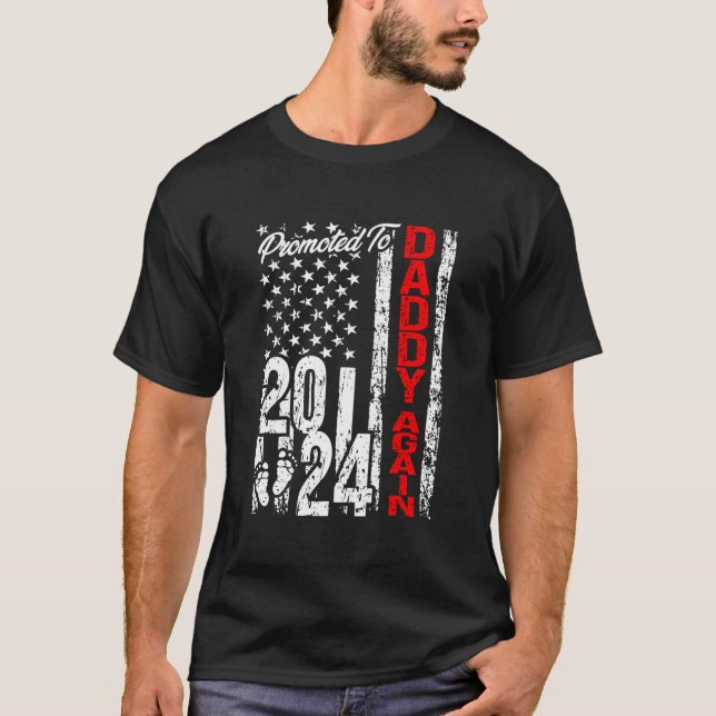 Camiseta Promoted To Daddy Again 2024 American Flag Soon Da (Anverso)