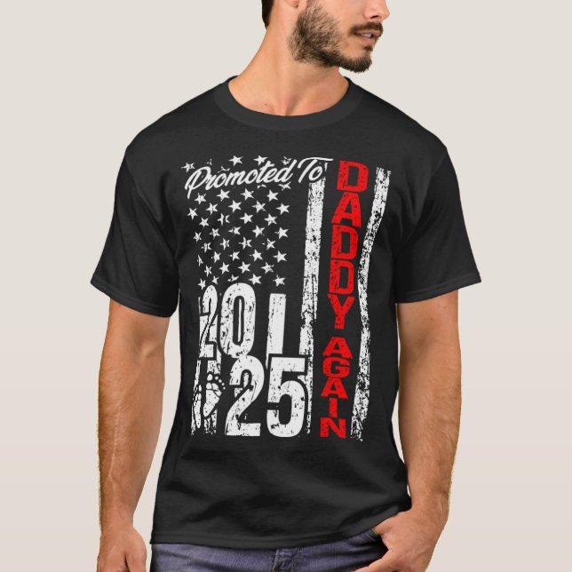 Camiseta Promoted to Daddy Again 2025 American Flag Soon Da (Anverso)