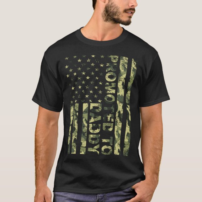 Camiseta Promoted To Daddy American Flag Camo Fathers Day (Anverso)