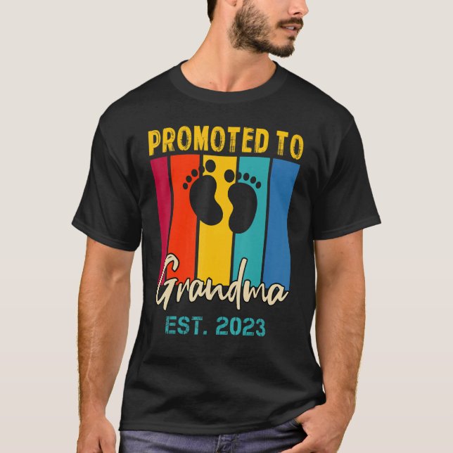 Camiseta Promoted To Grandma 2023 Pregnancy Baby Shower Fam (Anverso)