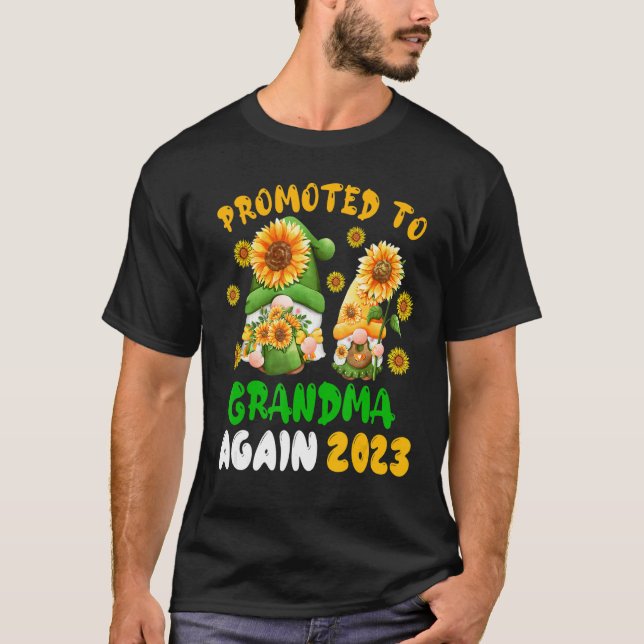 Camiseta Promoted To Grandma Again 2023 Two Floral Gnomes P (Anverso)