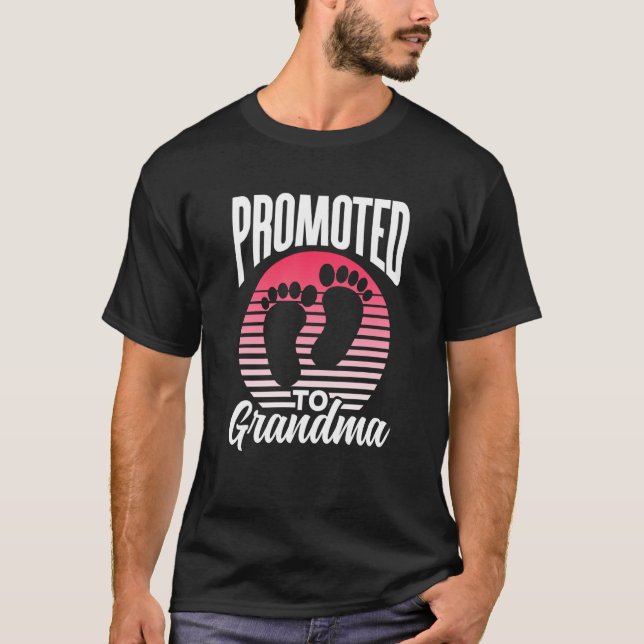 Camiseta Promoted To Grandma Pregnant First Time Grandparen (Anverso)