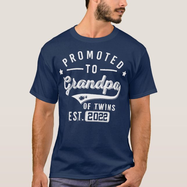 Camiseta Promoted To Grandpa Of Twins Est 2022 Twin Baby (Anverso)