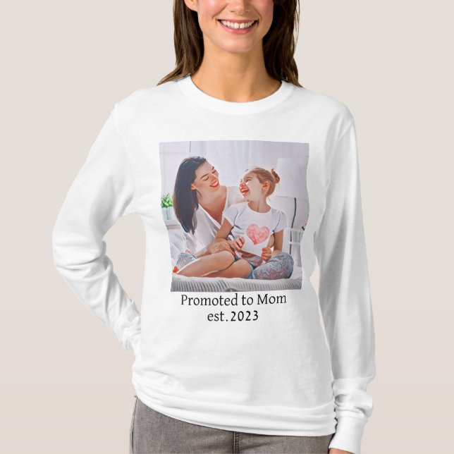 Camiseta promoted to Mom est.2023  Photo art (Anverso)
