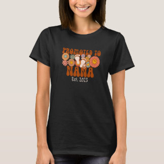 Camiseta Promoted To Nana 2023 Groovy Pregnancy Announcemen