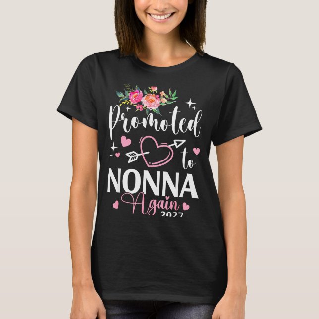 Camiseta Promoted To Nonna Again Est 2027 Flower Heart  (Anverso)