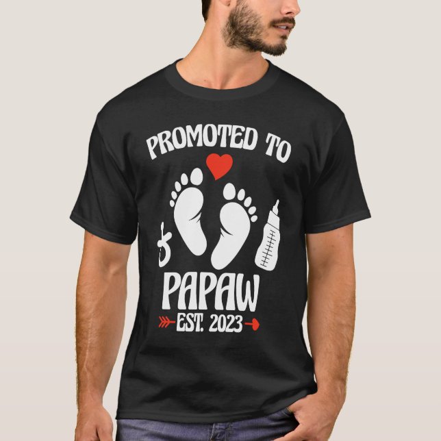 Camiseta Promoted To Papaw 2023 First Time New Grandpa Preg (Anverso)