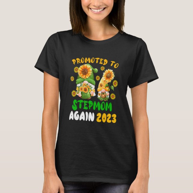 Camiseta Promoted To Stepmom Again 2023 Two Floral Gnomes P (Anverso)
