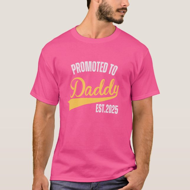 Camiseta Promovido a Daddy 2025 con humor gracioso bebé Fi  (Anverso)