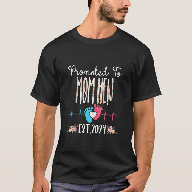 Camiseta Promovido a MOM HEN Est 2024 Navidades de embarazo (Anverso)