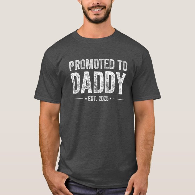 Camiseta Promovido a Papi 2025 Día de los Padres por Primer (Anverso)