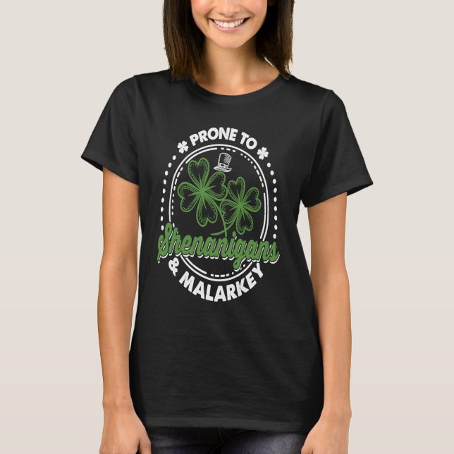 Camiseta Prone To Shenanigans And Malarkey Shamrock St Patr (Anverso)