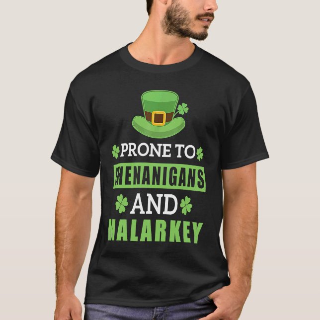 Camiseta Prone To Shenanigans And Malarkey St Patrick's Day (Anverso)