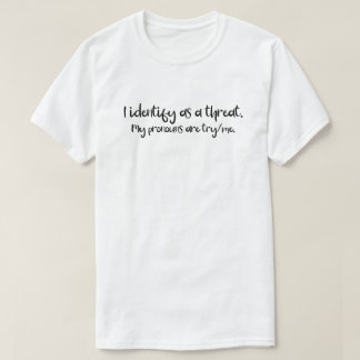 Camiseta Pronouns | Me Identifico Como Una Amenaza | Try Me