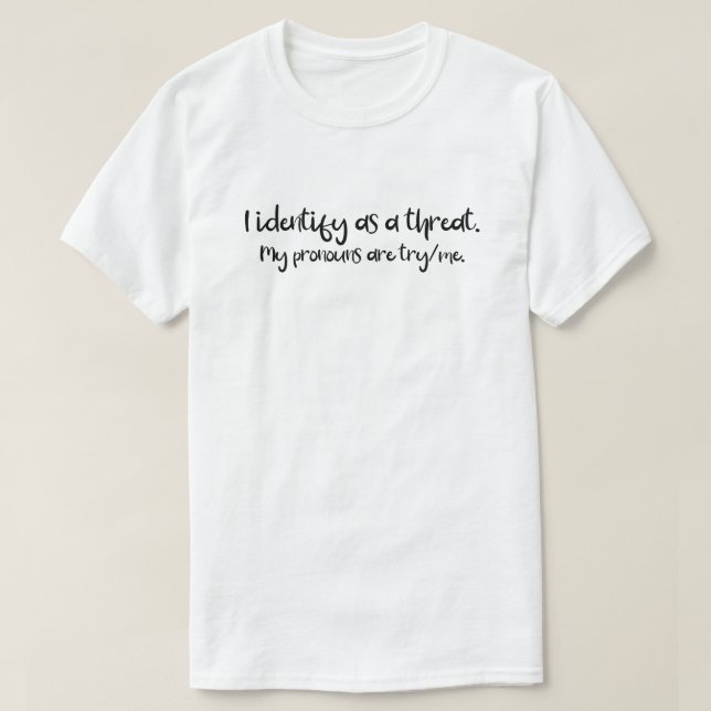 Camiseta Pronouns | Me Identifico Como Una Amenaza | Try Me (Diseño del anverso)