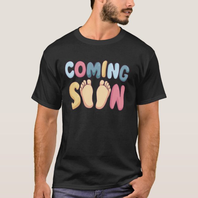 Camiseta Pronto Anuncio de Pies de Bebé (Anverso)