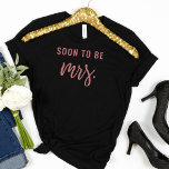 Camiseta Pronto será la Sra. Bachelorette Bride T Shirt<br><div class="desc">Pronto será la Sra. Bachelorette Bride T Shirt. Sencillo texto gracioso que es genial usar en una despedida de soltera con camisetas de grupo a juego.</div>