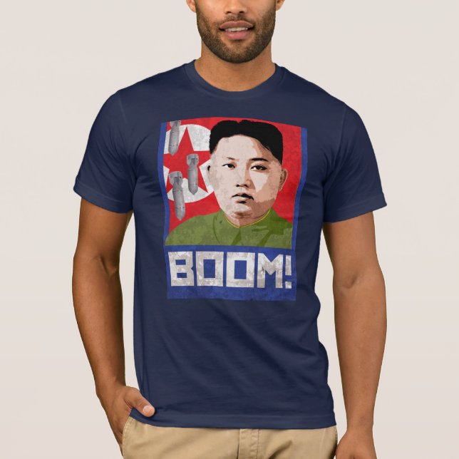 Camiseta Propaganda de Kim Jong Un - BOOM - (Anverso)