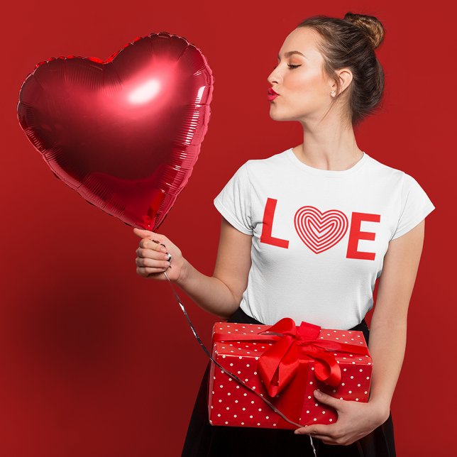 Camiseta Propuesta de sorpresa (Girl preparing for a lovely surprise)