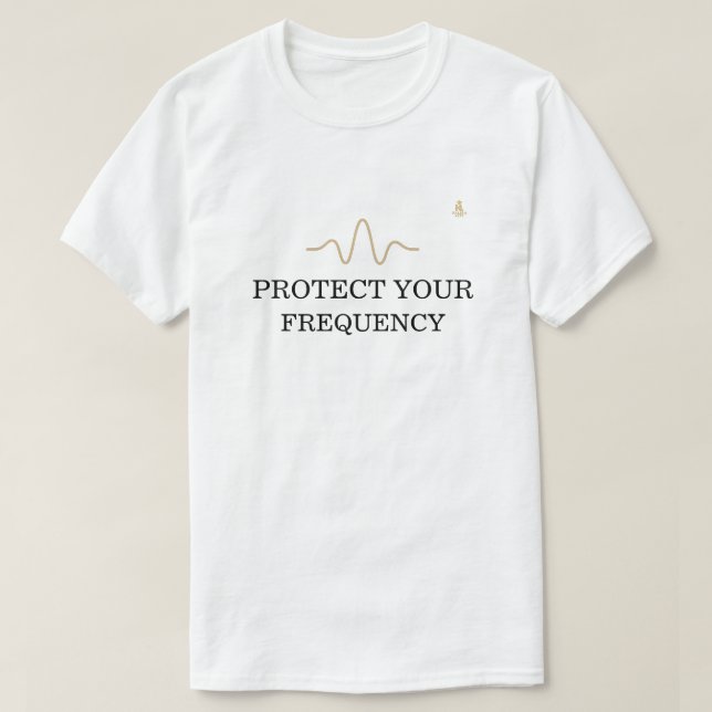 Camiseta PROTECT YOUR FREQUENCY – Minimal Gold Wave Energy  (Diseño del anverso)